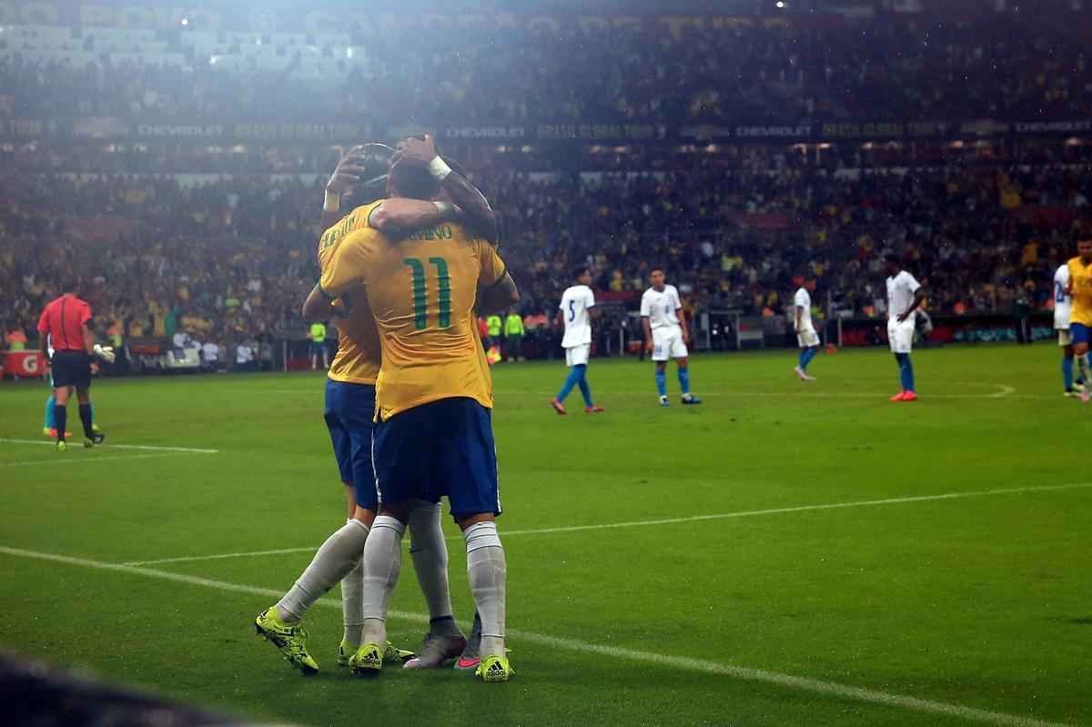 Fotos da vitria magra do Brasil sobre Honduras, por 1 a 0, com gol de Roberto Firmino