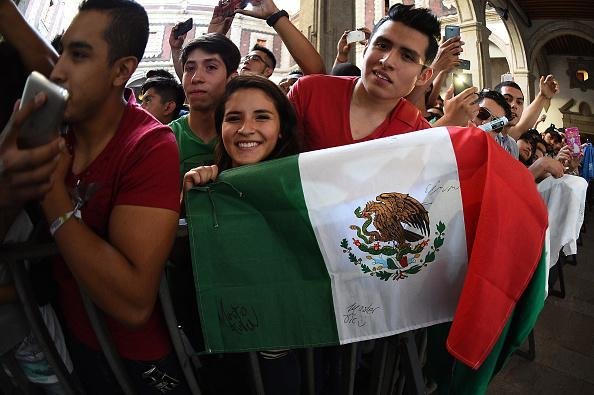 Fs mexicanos em busca de autgrafos dos dolos 