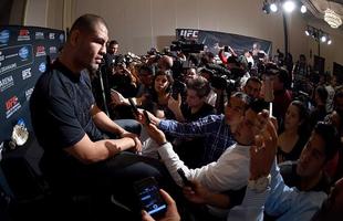 Imagens do Media Day e das encaradas do UFC 188 - Cain Velasquez