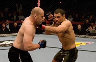 Em sua terceira luta como profissional, em abril de 2008, Cain Velasquez estreou no UFC. Em Montreal, ele precisou de apenas dois minutos para nocautear o australiano Brad Morris