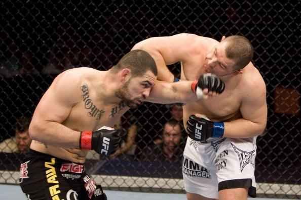 Trs lutas, trs nocautes. A vtima da vez foi Denis Stojnic, derrotado no segundo round por Velasquez