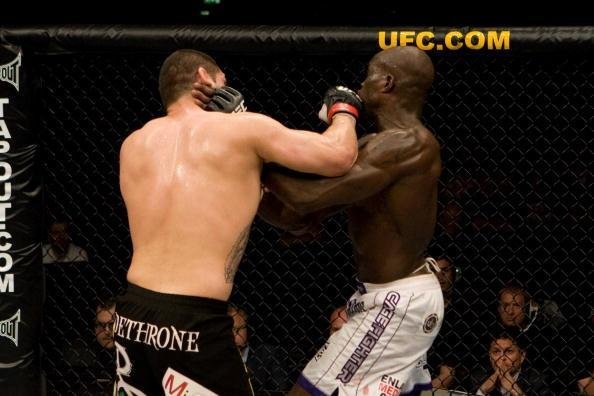 Cain Velasquez enfrentou, na sequncia, o experiente Cheick Kongo e venceu por deciso unnime