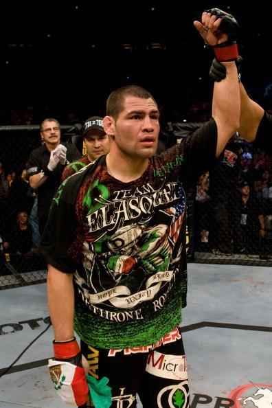 Cain Velasquez enfrentou, na sequncia, o experiente Cheick Kongo e venceu por deciso unnime