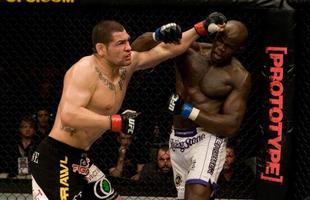 Cain Velasquez enfrentou, na sequncia, o experiente Cheick Kongo e venceu por deciso unnime