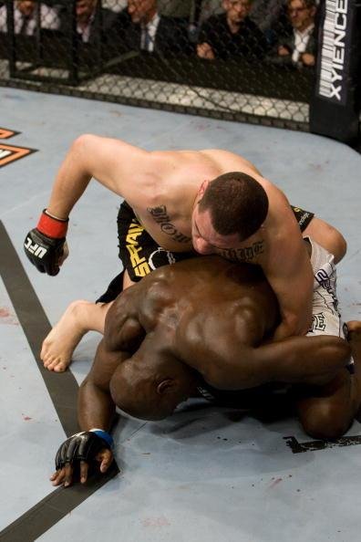 Cain Velasquez enfrentou, na sequncia, o experiente Cheick Kongo e venceu por deciso unnime