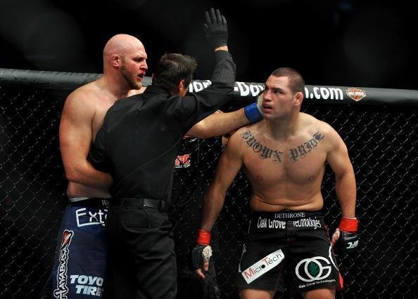 Velasquez voltou a nocautear quando enfrentou Ben Rothwell, que acabou derrotado no primeiro minuto do segundo round