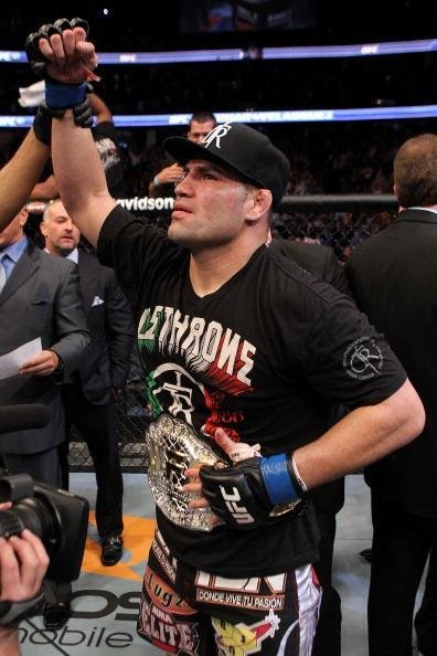 Na disputa do cinturo dos pesados, contra Brock Lesnar, vitria por nocaute no primeiro round e conquista do ttulo da categoria