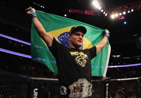 Na primeira defesa, o primeiro revs. Velasquez, que ficou mais de um ano afastado, foi nocauteado rapidamente pelo brasileiro Junior Cigano