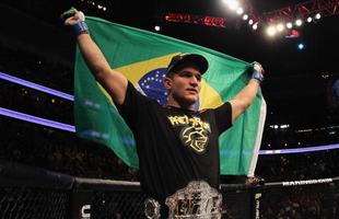 Na primeira defesa, o primeiro revs. Velasquez, que ficou mais de um ano afastado, foi nocauteado rapidamente pelo brasileiro Junior Cigano