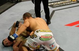 Na primeira defesa, o primeiro revs. Velasquez, que ficou mais de um ano afastado, foi nocauteado rapidamente pelo brasileiro Junior Cigano