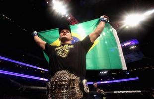 Na primeira defesa, o primeiro revs. Velasquez, que ficou mais de um ano afastado, foi nocauteado rapidamente pelo brasileiro Junior Cigano