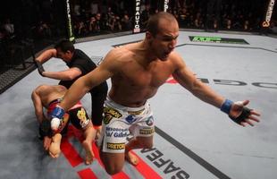 Na primeira defesa, o primeiro revs. Velasquez, que ficou mais de um ano afastado, foi nocauteado rapidamente pelo brasileiro Junior Cigano