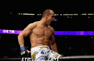 Na primeira defesa, o primeiro revs. Velasquez, que ficou mais de um ano afastado, foi nocauteado rapidamente pelo brasileiro Junior Cigano