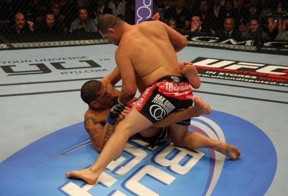 A recuperao veio de forma rpida. Velasquez enfrentou o brasileiro Antnio Pezo e nocauteou de forma rpida com uma srie de socos e cotoveladas, ganhando nova chance de disputar o cinturo