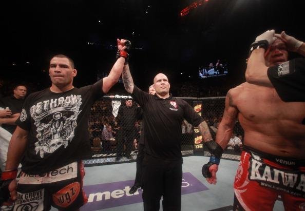 A recuperao veio de forma rpida. Velasquez enfrentou o brasileiro Antnio Pezo e nocauteou de forma rpida com uma srie de socos e cotoveladas, ganhando nova chance de disputar o cinturo