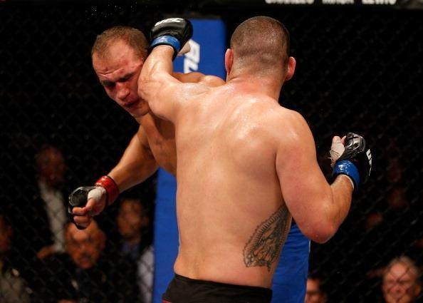 Veio a to sonhada revanche com Junior Cigano. O brasileiro foi massacrado por Velasquez durante cinco rounds e acabou perdendo o cinturo dos pesados