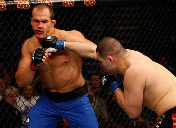 Veio a to sonhada revanche com Junior Cigano. O brasileiro foi massacrado por Velasquez durante cinco rounds e acabou perdendo o cinturo dos pesados