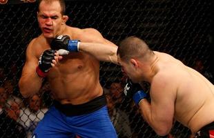 Veio a to sonhada revanche com Junior Cigano. O brasileiro foi massacrado por Velasquez durante cinco rounds e acabou perdendo o cinturo dos pesados