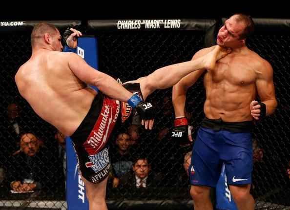 Veio a to sonhada revanche com Junior Cigano. O brasileiro foi massacrado por Velasquez durante cinco rounds e acabou perdendo o cinturo dos pesados