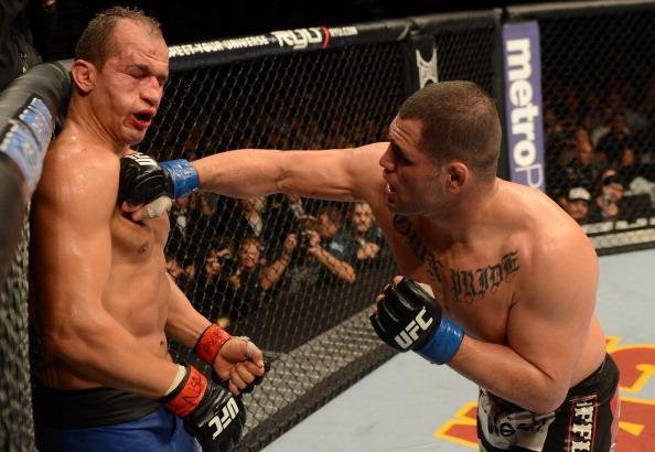 Veio a to sonhada revanche com Junior Cigano. O brasileiro foi massacrado por Velasquez durante cinco rounds e acabou perdendo o cinturo dos pesados