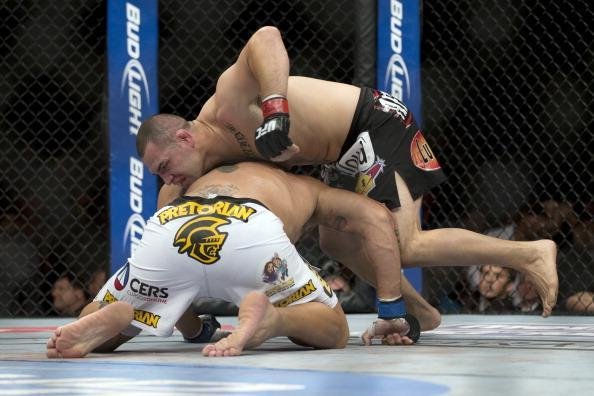 Antnio Pezo voltou ao caminho de Cain Velasquez. Mas novamente ele no deu nem pro gasto e foi nocauteado rapidamente em Las Vegas