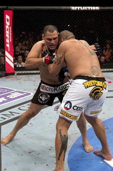 Antnio Pezo voltou ao caminho de Cain Velasquez. Mas novamente ele no deu nem pro gasto e foi nocauteado rapidamente em Las Vegas