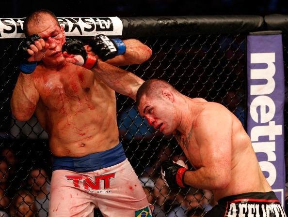 Cigano ganhou a chance de realizar a trilogia contra Velasquez. E o brasileiro foi mais uma vez atropelado, desta vez com direito a nocaute no quinto e ltimo round