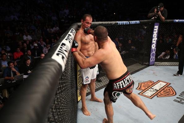 Cigano ganhou a chance de realizar a trilogia contra Velasquez. E o brasileiro foi mais uma vez atropelado, desta vez com direito a nocaute no quinto e ltimo round