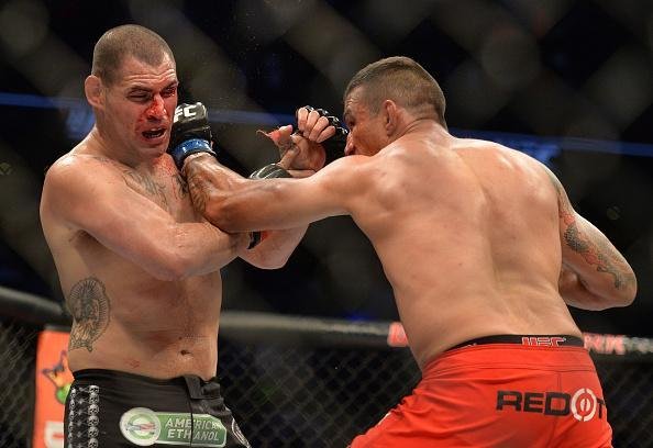 Mais um brasileiro no caminho de Velasquez, mas desta vez o norte-americano se deu mal. Fabrcio Werdum atropelou Cain e venceu por finalizao com uma guilhotina no terceiro round, unificando o cinturo dos pesados