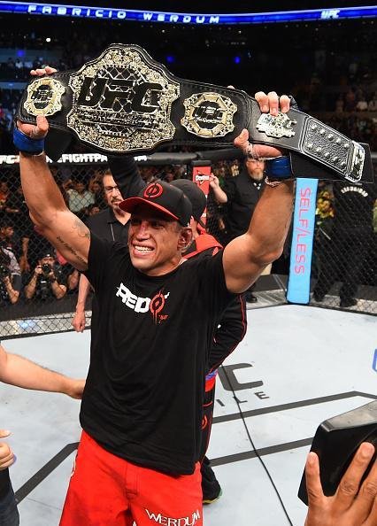 Mais um brasileiro no caminho de Velasquez, mas desta vez o norte-americano se deu mal. Fabrcio Werdum atropelou Cain e venceu por finalizao com uma guilhotina no terceiro round, unificando o cinturo dos pesados