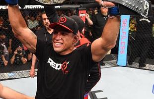 Mais um brasileiro no caminho de Velasquez, mas desta vez o norte-americano se deu mal. Fabrcio Werdum atropelou Cain e venceu por finalizao com uma guilhotina no terceiro round, unificando o cinturo dos pesados