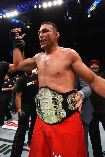 Mais um brasileiro no caminho de Velasquez, mas desta vez o norte-americano se deu mal. Fabrcio Werdum atropelou Cain e venceu por finalizao com uma guilhotina no terceiro round, unificando o cinturo dos pesados