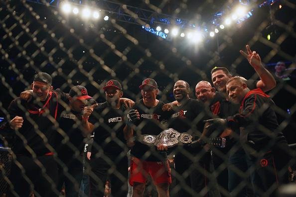 Mais um brasileiro no caminho de Velasquez, mas desta vez o norte-americano se deu mal. Fabrcio Werdum atropelou Cain e venceu por finalizao com uma guilhotina no terceiro round, unificando o cinturo dos pesados
