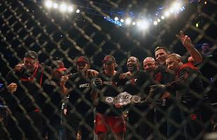 Mais um brasileiro no caminho de Velasquez, mas desta vez o norte-americano se deu mal. Fabrcio Werdum atropelou Cain e venceu por finalizao com uma guilhotina no terceiro round, unificando o cinturo dos pesados