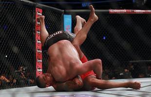 Mais um brasileiro no caminho de Velasquez, mas desta vez o norte-americano se deu mal. Fabrcio Werdum atropelou Cain e venceu por finalizao com uma guilhotina no terceiro round, unificando o cinturo dos pesados