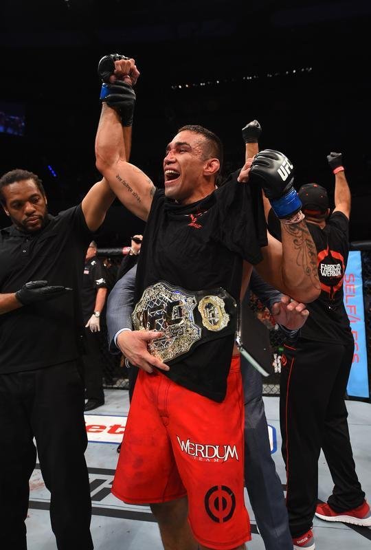 Mais um brasileiro no caminho de Velasquez, mas desta vez o norte-americano se deu mal. Fabrcio Werdum atropelou Cain e venceu por finalizao com uma guilhotina no terceiro round, unificando o cinturo dos pesados