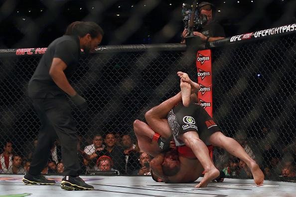 Mais um brasileiro no caminho de Velasquez, mas desta vez o norte-americano se deu mal. Fabrcio Werdum atropelou Cain e venceu por finalizao com uma guilhotina no terceiro round, unificando o cinturo dos pesados