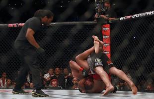 Mais um brasileiro no caminho de Velasquez, mas desta vez o norte-americano se deu mal. Fabrcio Werdum atropelou Cain e venceu por finalizao com uma guilhotina no terceiro round, unificando o cinturo dos pesados