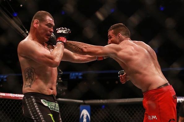 Mais um brasileiro no caminho de Velasquez, mas desta vez o norte-americano se deu mal. Fabrcio Werdum atropelou Cain e venceu por finalizao com uma guilhotina no terceiro round, unificando o cinturo dos pesados