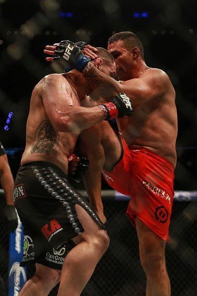 Mais um brasileiro no caminho de Velasquez, mas desta vez o norte-americano se deu mal. Fabrcio Werdum atropelou Cain e venceu por finalizao com uma guilhotina no terceiro round, unificando o cinturo dos pesados