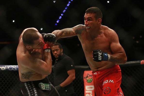 Mais um brasileiro no caminho de Velasquez, mas desta vez o norte-americano se deu mal. Fabrcio Werdum atropelou Cain e venceu por finalizao com uma guilhotina no terceiro round, unificando o cinturo dos pesados