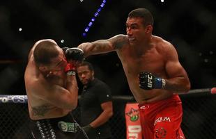 Mais um brasileiro no caminho de Velasquez, mas desta vez o norte-americano se deu mal. Fabrcio Werdum atropelou Cain e venceu por finalizao com uma guilhotina no terceiro round, unificando o cinturo dos pesados