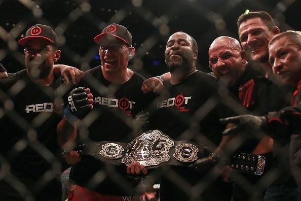 Mais um brasileiro no caminho de Velasquez, mas desta vez o norte-americano se deu mal. Fabrcio Werdum atropelou Cain e venceu por finalizao com uma guilhotina no terceiro round, unificando o cinturo dos pesados