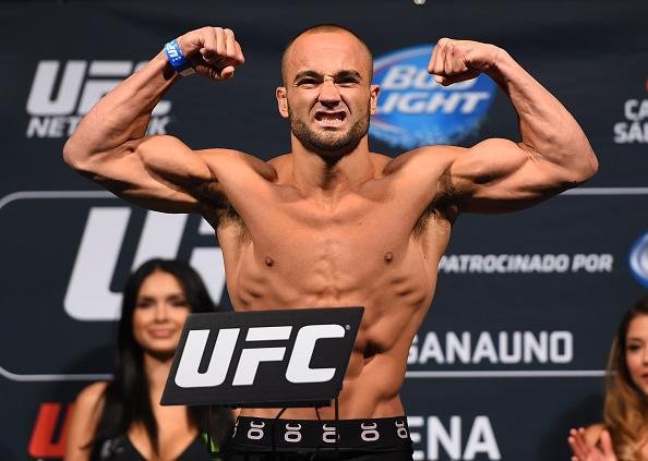 Imagens da pesagem do UFC 188 - Eddie Alvarez na balana