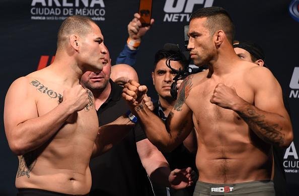Imagens da pesagem do UFC 188 - Campees Cain Velasquez e Fabricio Werdum
