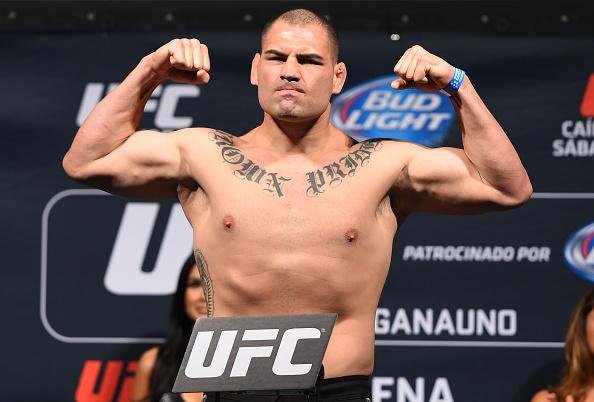 Imagens da pesagem do UFC 188 - O campeo linear peso pesado, Cain Velasquez