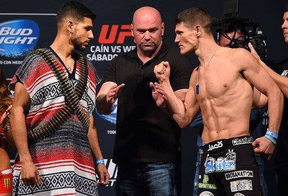 Imagens da pesagem do UFC 188 - Encarada entre Yair Rodriguez e Charles Rosa 