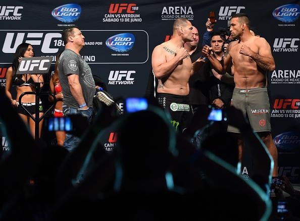 Imagens da pesagem do UFC 188 - Encarada entre Cain Velasquez e Fabricio Werdum