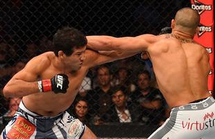 Alvarez venceu intenso combate pela categoria dos leves por deciso dividida, mas saiu com o rosto bem machucado