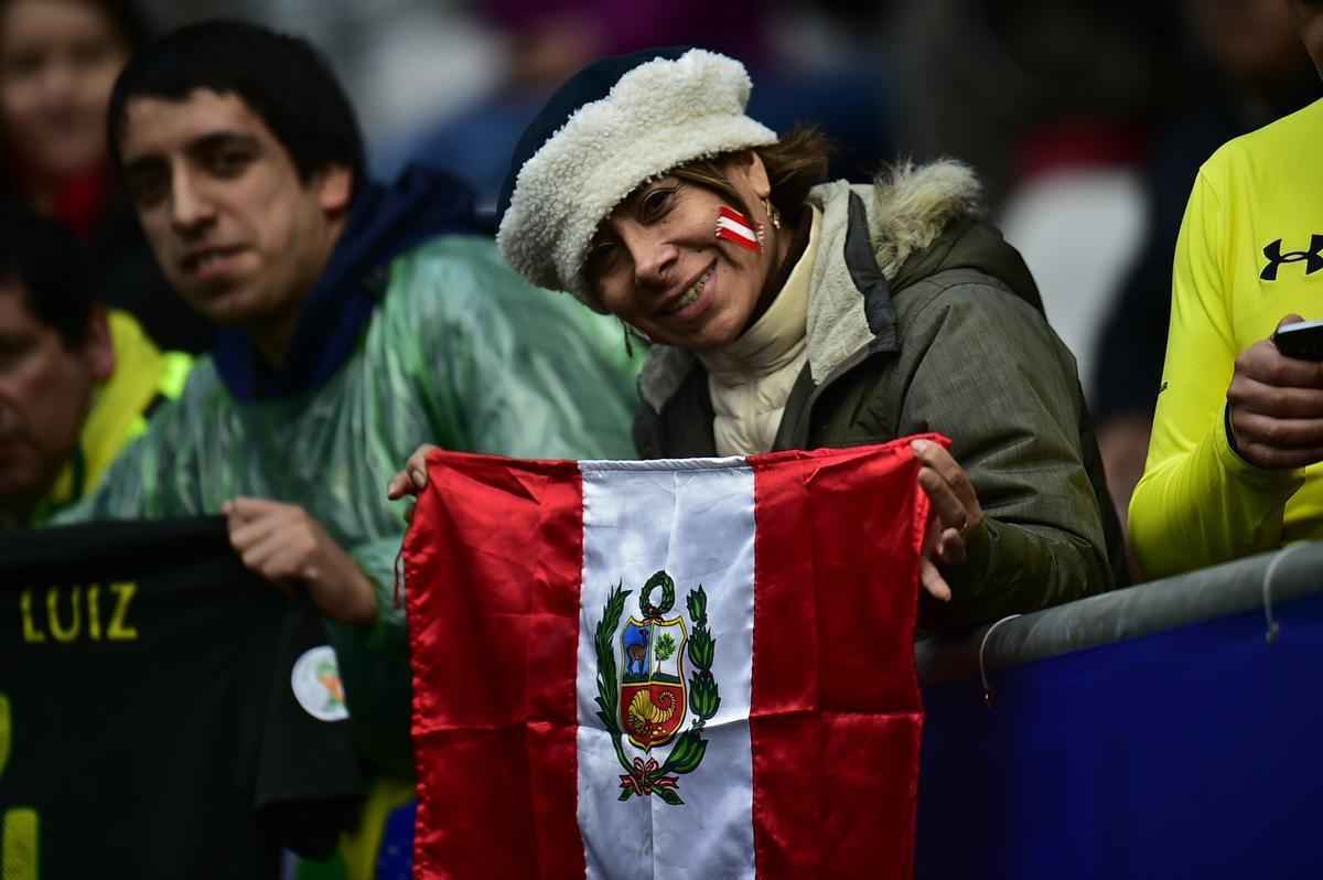Torcedores do Peru e Brasil fizeram bonita festa no Chile para a estreia das selees na Copa Amrica